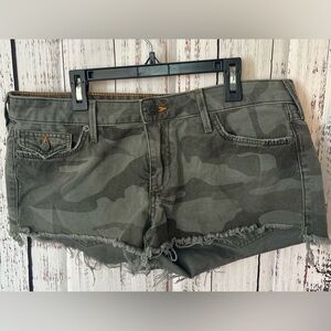 True Religion Joey Y2K Camo Cutoff Shorts – Olive | Frayed Hem